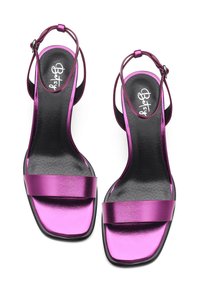 Fuchsia metallische High-Heelsandalen mit Quadratzehen, ausgestattet mit zwei breiten Riemen und einem schlanken Knöchelriemen, auf einer strukturierten schwarzen Innensohle.