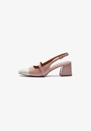 Roze gepatenteerde leren slingbackhakken met een witte kapneus. Voorzien van een brede blokhak en een verstelbare enkelband voor een veilige pasvorm.