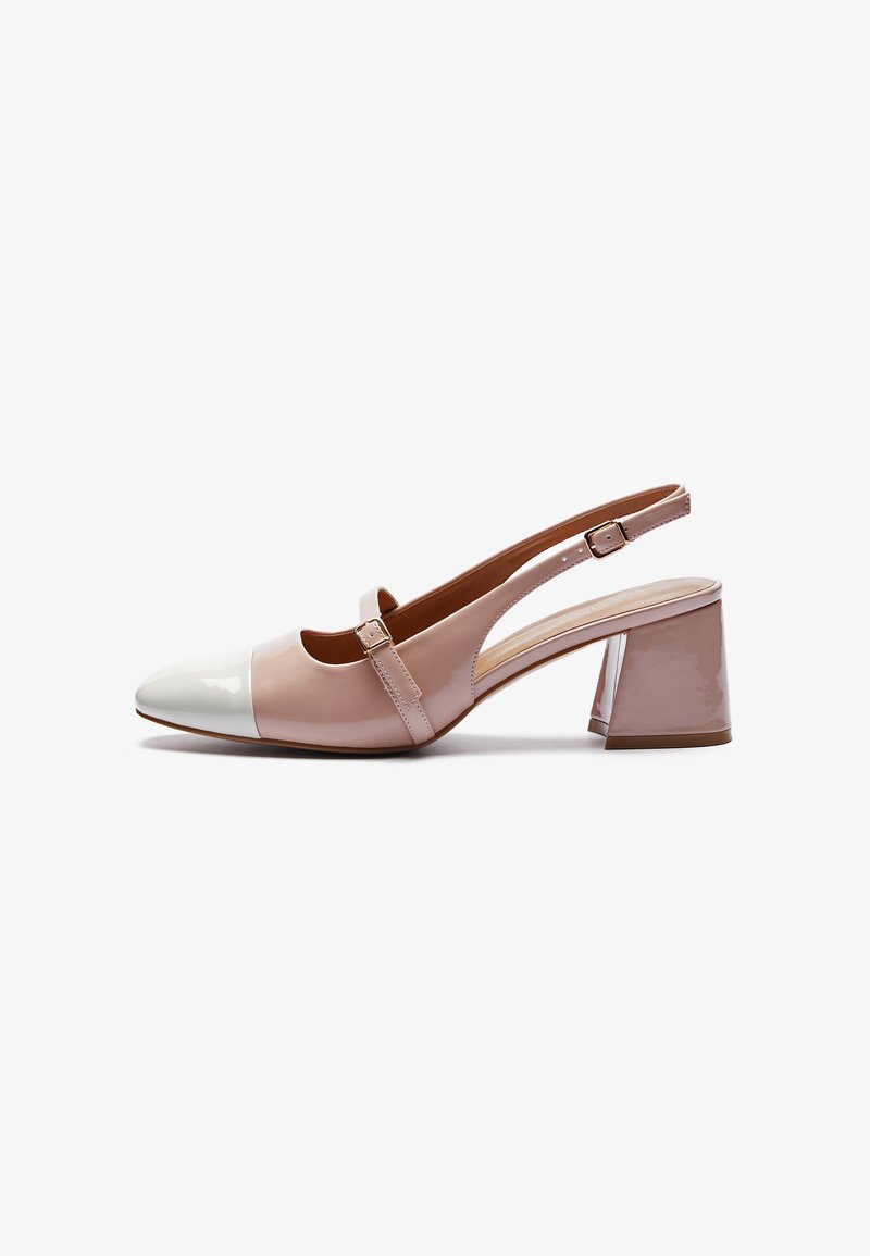 Escarpins en cuir verni rose avec un bout en toile blanche. Dotés d'un large talon bloc et d'une bride de cheville réglable pour un maintien sécurisé.