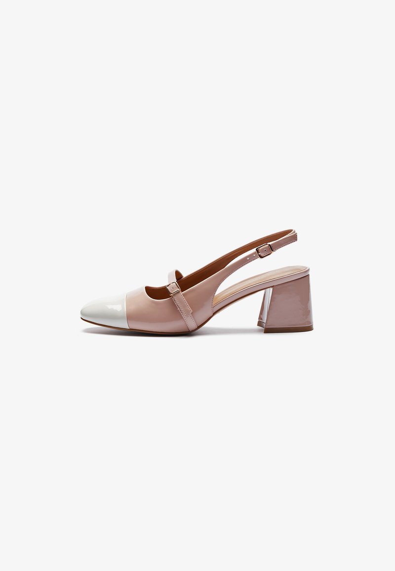 Escarpins en cuir verni rose avec un bout en toile blanche. Dotés d'un large talon bloc et d'une bride de cheville réglable pour un maintien sécurisé.