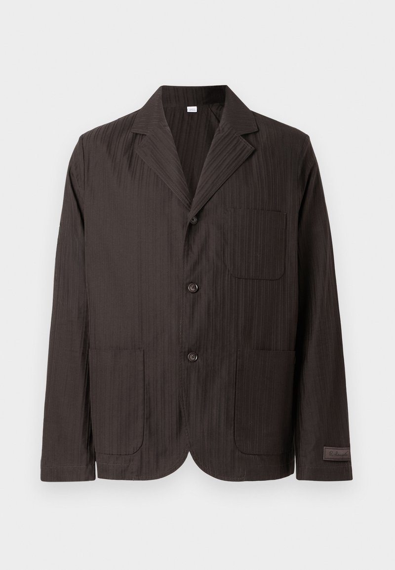 Donkerbruine blazer met verticale krijtstreepjes, eenknops ontwerp, revers met inkeping, twee voorzakken en een subtiel logopatch op de mouw.