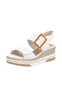Sandales compensées blanches avec un design à deux sangles et une grande boucle carrée en or. Semelle plateforme avec des rayures accentuées brunes et une texture douce.