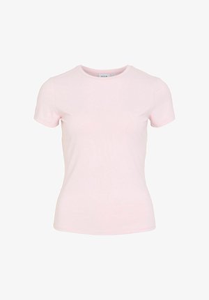 Jasnoróżowa, dopasowana koszulka z krótkim rękawem i okrągłym dekoltem, wykonana z gładkiej tkaniny, przedstawiona na białym tle.