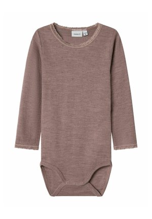 Langærmet baby bodystocking i støvet mauve, tekstureret stof, med blonderkant omkring udskæringen og benåbningerne, forsynet med trykknapper.