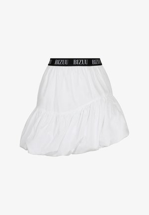 Witte rok met een gerimpelde zoom en een zwarte BIZUU-logo tailleband. Gemaakt van een gladde stof, met een uitlopende vorm en gelaagd ontwerp.