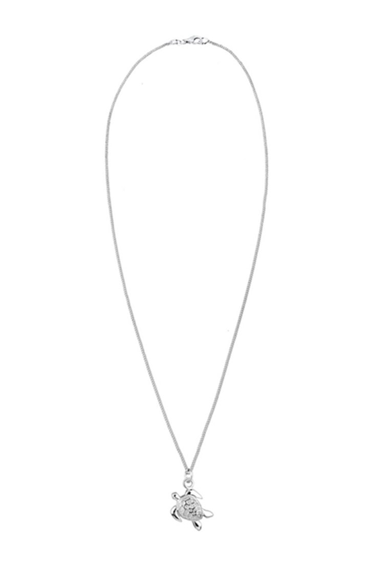 Sølvhalskæde med en tynd kæde og en skildpaddeformet vedhæng med indviklede detaljer. Vedhænget hænger centralt og reflekterer lys.