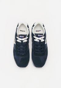 Zapatillas de deporte azul marino con parte superior de gamuza y malla, cordones y suela blanca. Presentan un logo en la lengüeta y en el lateral, con un acabado texturizado.