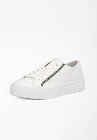 Sneaker bianca con suola in gomma testurizzata, con una striscia nera con logo sul lato. Parte superiore in pelle liscia con punta rotonda e chiusura con lacci.