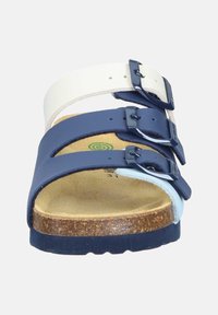 Sandal con fascia regolabile blu e bianca con tre fibbie, suola in sughero, soletta testurizzata e suola in gomma per una migliore aderenza.
