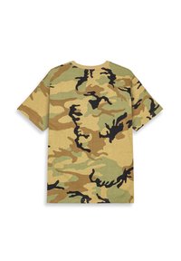 Camiseta de manga corta en estampado de camuflaje, con tonos de verde, marrón y negro, con cuello redondo y textura suave.