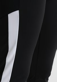 Urban Classics Legíny – nohavice - black/white