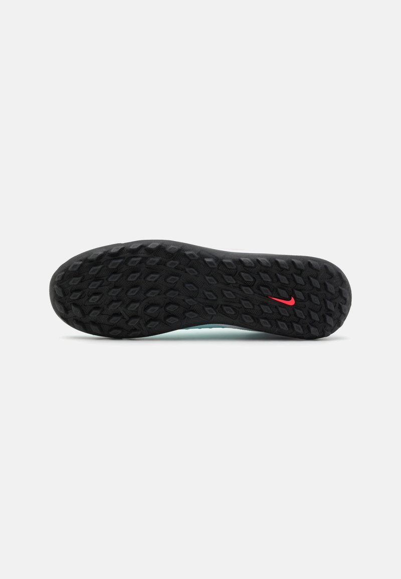 Suela de zapato Nike con un patrón texturizado en goma negra y un acento del logo Swoosh de Nike en rojo centrado, diseñado para ofrecer tracción y estabilidad.