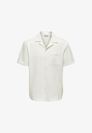 Valge lühikeste varrukatega tekstuuriga särk krae, ees nupud ja rinnatasku, esitletud tavalise valge tausta ees.