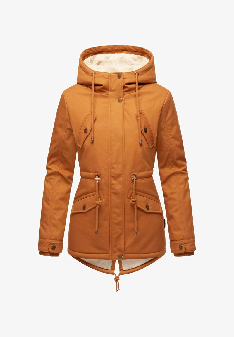 Chaqueta naranja con capucha y forro de peluche, que presenta dos bolsillos frontales con solapa, cintura ajustable con cordón y detalles de botones.