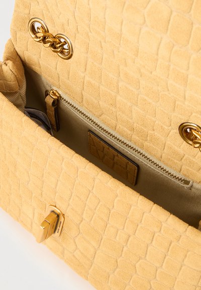 Τσάντα χειρός από ανοιχτό καφέ σουέτ με υφασμένο μοτίβο, ανοιχτή που δείχνει χρυσή αλυσίδα ιμάντα, εσωτερική τσέπη με φερμουάρ και χρυσό κούμπωμα με περιστρεφόμενο κλείστρο.