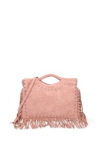Borsa a tracolla in suede rosa con accenti di borchie in metallo, manico intagliato, tracolla e dettagli in frange sui lati e sul fondo.