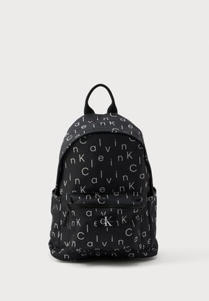 Fekete hátizsákján fehér színű, ismétlődő "Calvin Klein" felirat található. Elöl cipzáras zseb és felül fogantyú a hordozáshoz.