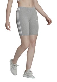 Grijze sportshorts met drie witte strepen aan de zijkant en een adidas-logo aan de voorkant. Gemaakt van rekbare stof voor comfort.