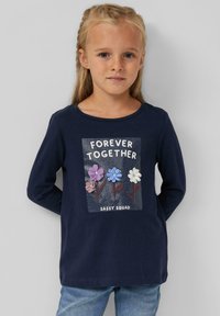 Marineblauw shirt met lange mouwen, versierd met een bloemenafbeelding met drie textuurrijke bloemen in paars, blauw en wit, en de tekst "VOOR ALTIJD SAMEN".