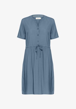 Világoskék, rövid ujjú ruha gombos záródással és megkötős derékkal. Puha anyagból készült, laza szabással és kerek nyakkivágással.