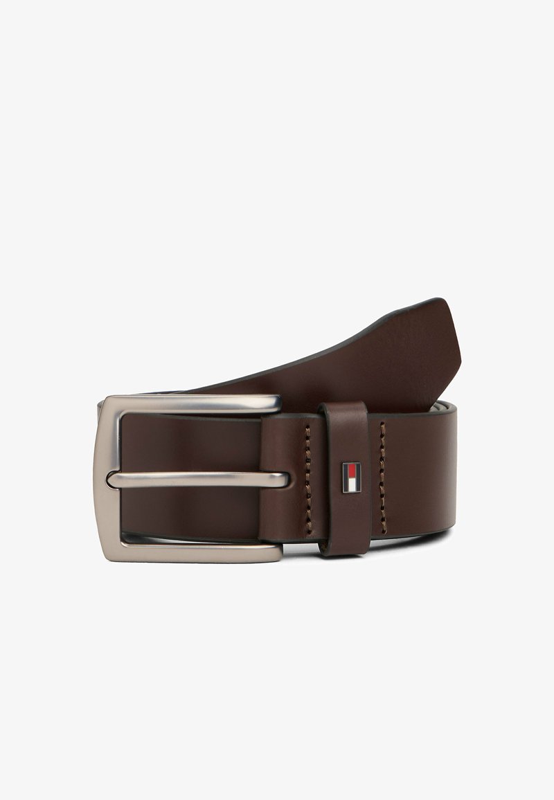 Bruine leren riem met een gepolijste zilveren gesp, voorzien van een logo-accent bij de lus en stiksels langs de rand.