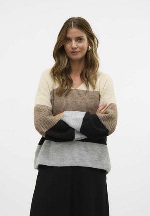 Maglione lavorato a maglia con scollatura a V, caratterizzato da righe orizzontali in beige, marrone, grigio e nero. Vestibilità ampia con maniche larghe e una texture a coste.