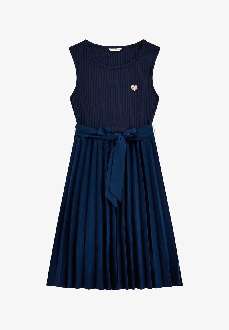 Robe côtelée navy à design sans manches, jupe plissée et ceinture assortie. Présente un accent en forme de cœur doré sur le corsage.