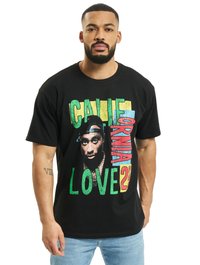 Camiseta de algodón negra con estampado gráfico multicolor que presenta el texto "CALIFORNIA LOVE" y un retrato sobre un fondo vibrante.