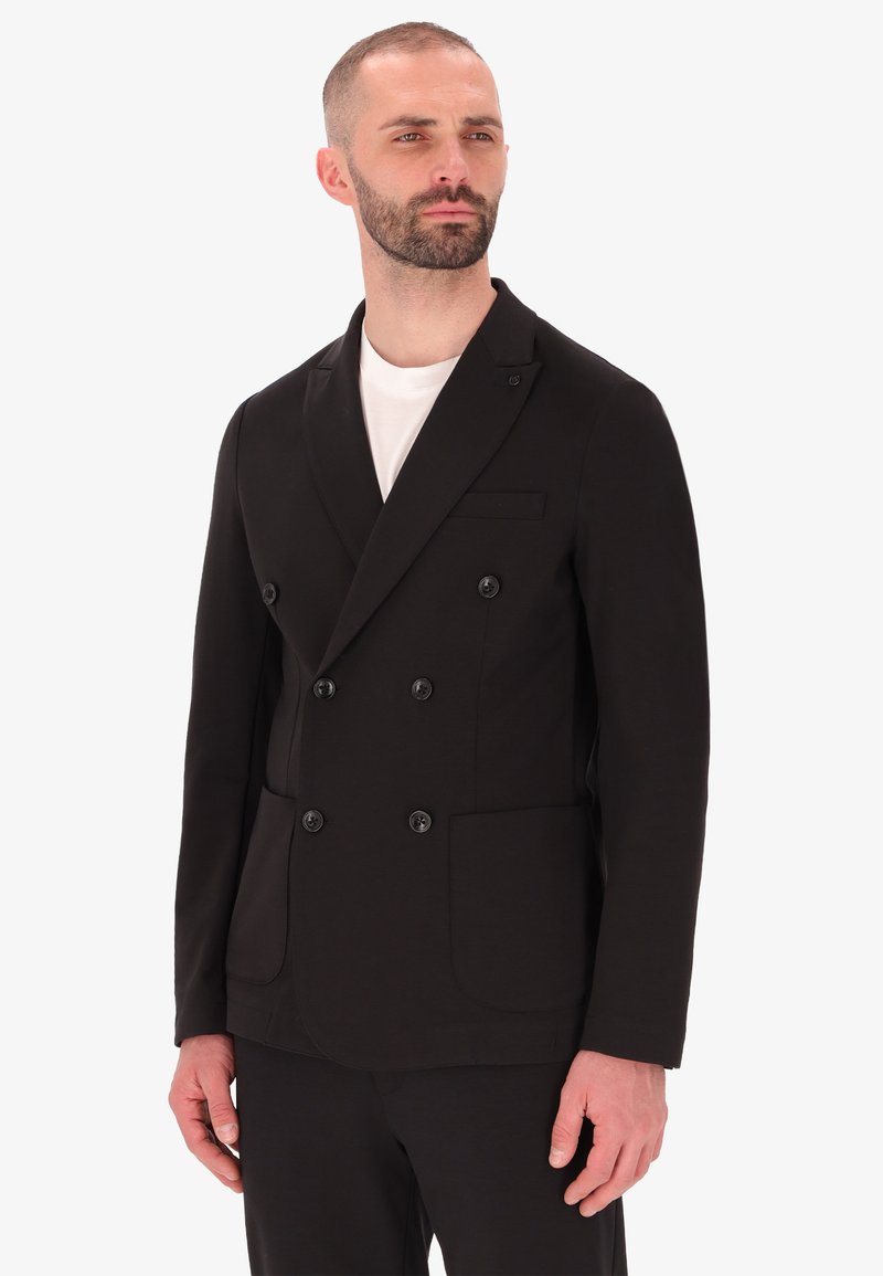 Blazer doppiopetto nero realizzato in tessuto liscio. Presenta revers a sinistra, due tasche frontali e dettagli con bottoni per la chiusura.