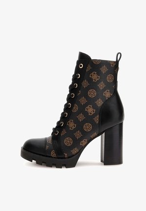 Bottine noire à talon haut avec lacets, motif monogramme marron, semelle épaisse et languette au talon.