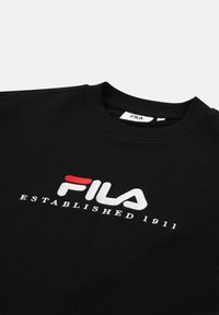 Czarna bluza z okrągłym dekoltem z haftowanym logo "FILA" w białym i czerwonym kolorze, z napisem "ZAŁOŻONA W 1911" poniżej. Miękka tekstura.