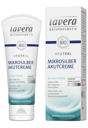 Weiße Tube und Box der lavera Mikrosilber Akutcreme, mit blauen Akzenten und Text. Die Tube hat eine glatte Oberfläche, ist mit "Neutral" beschriftet und trägt Bio-Symbole.