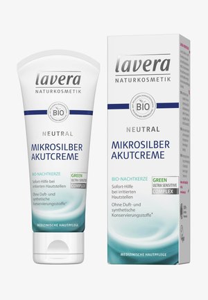Weiße Tube und Box der lavera Mikrosilber Akutcreme, mit blauen Akzenten und Text. Die Tube hat eine glatte Oberfläche, ist mit "Neutral" beschriftet und trägt Bio-Symbole.