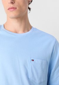 Tommy Hilfiger ESSENTIAL SOLID POCKET TEE - Základné tričko - vessel blue