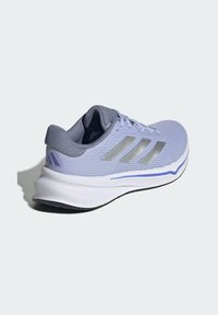 Baskets de sport lilas clair avec une tige en mesh, des accents argentés et une semelle blanche rembourrée. Caractérisées par une texture lisse et un design de soutien.