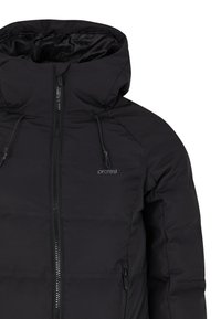 Schwarze Pufferjacke mit Kapuze, mit einem durchgehenden Reißverschluss, elastischen Kordeln und dem dezent auf der Brust aufgedruckten Markennamen "Protest".