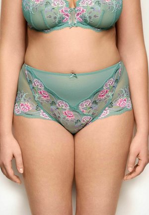 Zielony koronkowy biustonosz i majtki z wysokim stanem z różowym, fioletowym i białym kwiatowym haftem na torsie i górnej części nóg stojącej osoby.