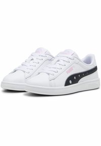 Sneakers bianchi con una tomaia sintetica liscia, accenti laterali neri e dettagli rosa. Presentano lacci rotondi e una suola in gomma testurizzata.