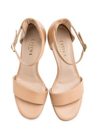 Nude skórzane sandały na wysokim obcasie z szerokim paskiem z przodu i regulowanym paskiem na kostkę z metalowym klamrą. Miękka, teksturowana wkładka.
