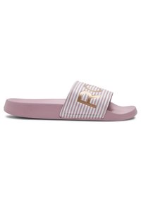 Rosa sklisandal med en bred stripete stropp og en fremtredende gulllogo, med en glatt såle og mykt, teksturert overmateriale.