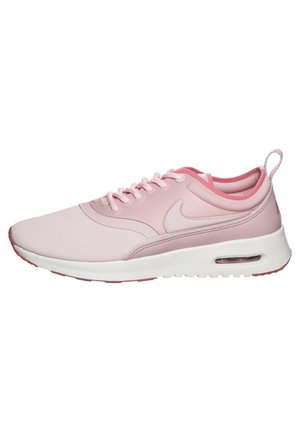 Lichtroze Nike Air Max sneaker met witte zool, veters en zichtbare luchtkussen, zijaanzicht naar links gericht.