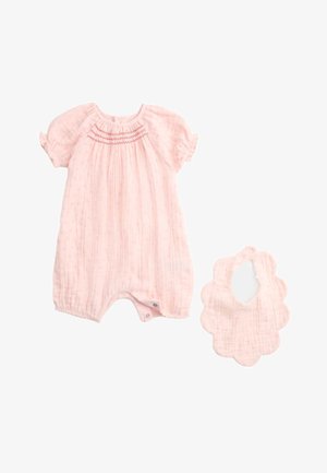 Barboteuse bébé en coton rose doux avec manches courtes bouffantes et boutons-pression, assortie à un bavoir à festons.