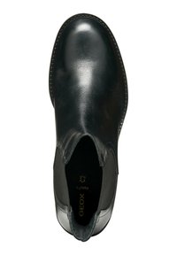 Bota de tobillo de cuero negro con paneles laterales elásticos y punta redondeada. Textura suave, costuras mínimas y nombre de la marca en el interior.