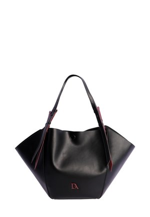 Bolso tote de cuero negro con una forma amplia y estructurada. Presenta asas ajustables en negro y burdeos, un cierre a presión metálico y un detalle de logo en relieve.