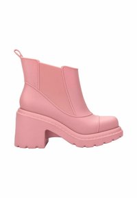 Stivale rosa con tacco chunky, realizzato in gomma liscia con pannelli elasticizzati a coste. Presenta una linguetta ad anello sul retro e una suola texturizzata.