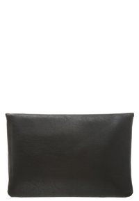 Černá obdélníková kožená taštička se zipem na vrchu, hladkým povrchem a bez viditelných log nebo označení.