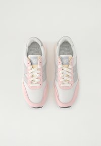 Grå, hvite og rosa sneakers med mesh- og semsket skinn, klassisk snøringssystem og dempet såle. Merkbar logo på tungen.
