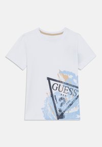 Λευκό βαμβακερό μπλουζάκι με μπλε και μπεζ αφηρημένο γραφικό και τρίγωνο μαύρο λογότυπο "GUESS?". Στρογγυλή λαιμόκοψη και κοντά μανίκια.