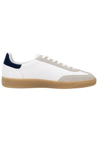 Baskets en cuir blanc avec des accents en suède gris, semelle en caoutchouc beige et onglet de talon bleu marine. Dispose de lacets blancs et de détails cousus.