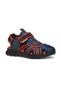 Sandal infantil azul y naranja con parte superior de malla, correa de Velcro, tapa de goma en la punta y suela negra duradera con relieve.